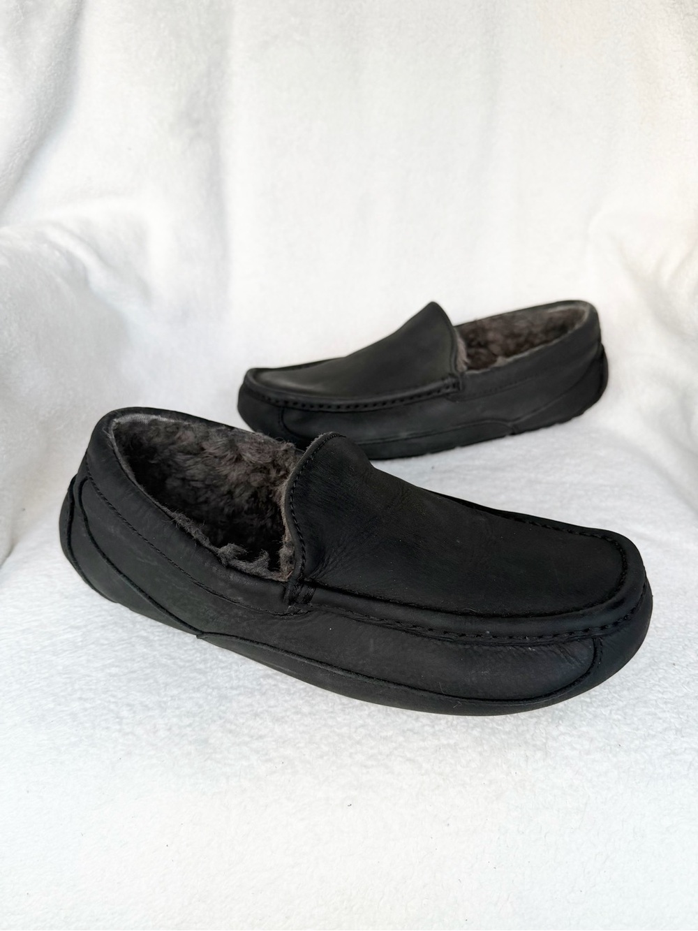 UGG Ascot men's loafers in black leather with a gray sheepskin lining Size 9 US